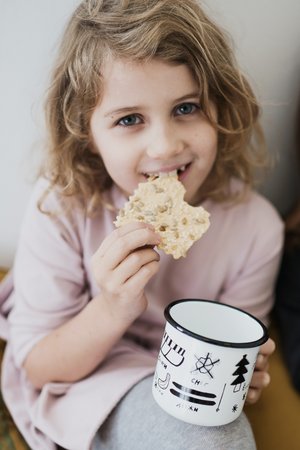 niño desayunando